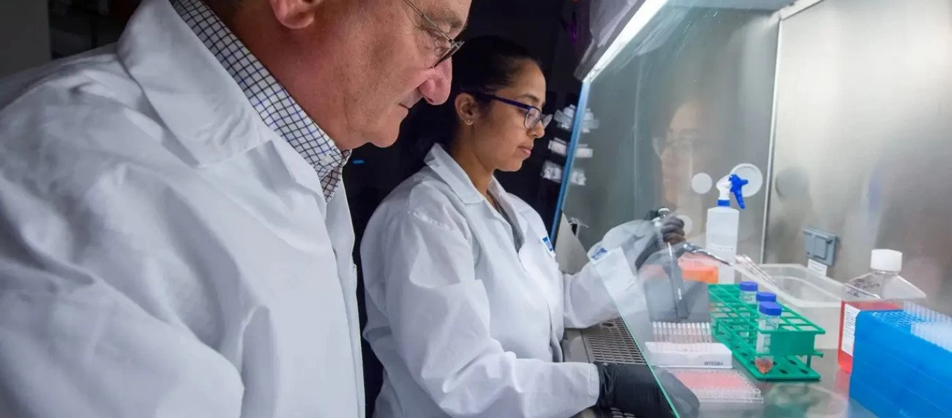 Σήμερα η πρώτη δοκιμή του εμβολίου του Γκέιτς για τον COVID-19- Πως εμπλέκεται ο εμπνευστής του «ψηφιακού σφραγίσματος»